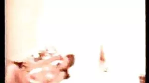 තද දුඹුරු පැහැ පූසියක ලොකු සුදු ළපටි