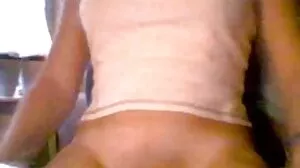 චබී බබෙක් ටිට්ෆක් කර කුකුළෙකු අනුභව කරයි