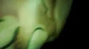 ලෙක්සි බ්ලූම් ඇගේ කුඩා ඇඳුම ඉරා දමයි