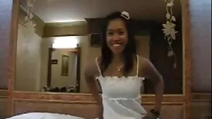 Curvy blonde slut ඇගේ විශාල තනපට පහර දෙයි