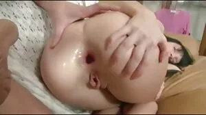 විශාල තනපුඩු සහිත Blonde milf නිසි සම්බාහනයක් ලබා ගනී
